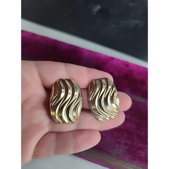 Gold Tone Metal Wavy Pierced Earrings Vintage - Picture 1 of 10